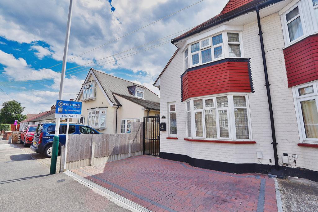 Collier Row Lane, Collier Row, RM5 3 bed semidetached house for sale