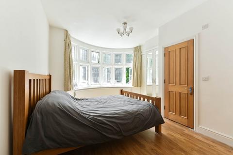 2 bedroom flat to rent, College Road, Epsom