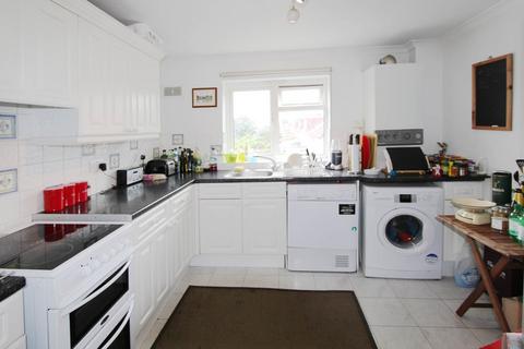 2 bedroom flat to rent, Connaught Road, New Malden