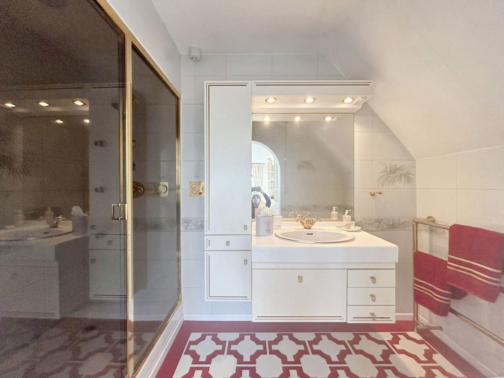 Guest bedroom en suite