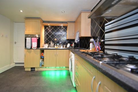 8 bedroom terraced house to rent, Hessle Place, Hyde Park LS6