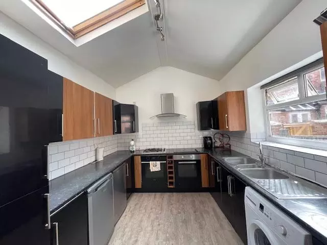 8 bedroom terraced house to rent
