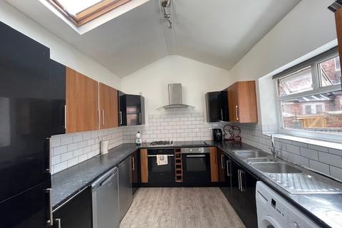 8 bedroom terraced house to rent, Ladybarn Lane, Manchester M14 6WP