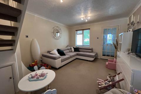 2 bedroom semi-detached house to rent, George Gardens, Aldershot