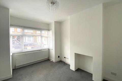 3 bedroom end of terrace house to rent, Southend on Sea SS2