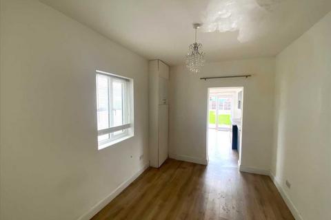 3 bedroom end of terrace house to rent, Southend on Sea SS2