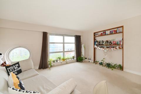 2 bedroom flat for sale, Cascades Tower, London E14
