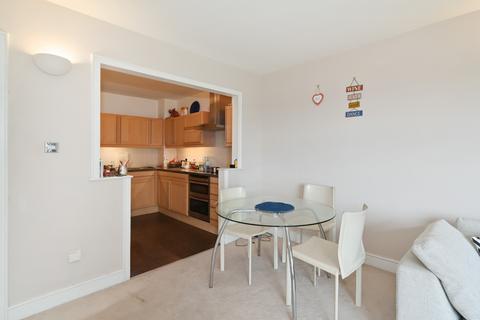 2 bedroom flat for sale, Cascades Tower, London E14