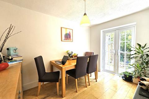 3 bedroom townhouse to rent, Ashburnham Close, East Finchley, N2