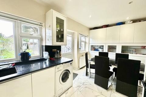 3 bedroom terraced house to rent, Leamington Crescent, Harrow HA2