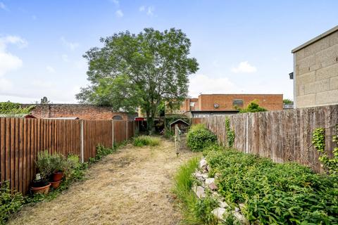 8 Brookside, Carshalton, SM5 3BW