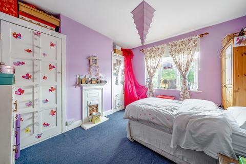 8 Brookside, Carshalton, SM5 3BW