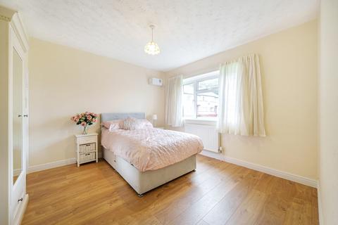 2 bedroom flat for sale, Redesdale Gardens, Adel, Leeds, LS16