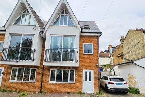 2 bedroom semi-detached house to rent, Woodfield Road, Leigh on sea, Leigh on sea,