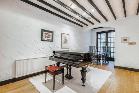 3 bedroom flat to rent, Queens Gate Gardens, South Kensington, London, SW7