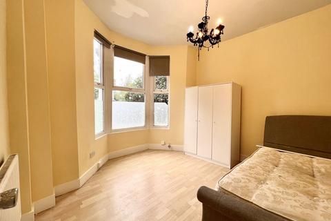 2 bedroom house to rent, Palmerston Road, London E17