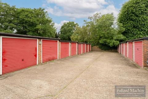 Flat 3, 3 Parrs Close, South Croydon, CR2 0QX