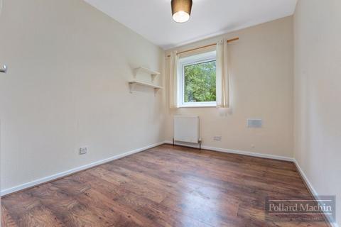 Flat 3, 3 Parrs Close, South Croydon, CR2 0QX