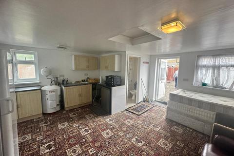 Studio to rent, Ash Grove, Hounslow, TW5