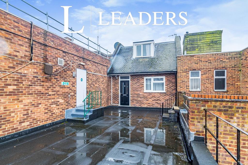 High Street, Newport Pagnell, MK16 8AQ 2 bed flat to rent £1,100 pcm