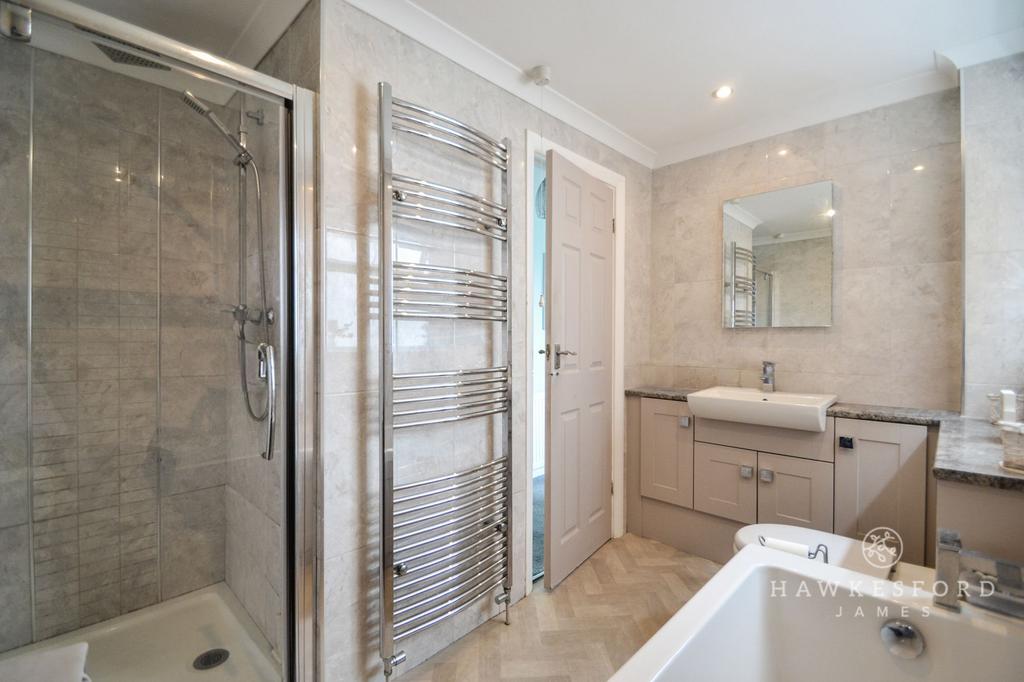 Fairleas, Sittingbourne - Family Bathroom