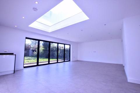 4 bedroom bungalow to rent, Grove Park, Tring