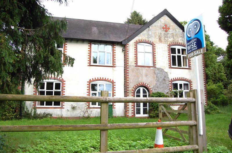 Kingswood Road, Wolverhampton WV7 5 bed detached house for sale £490,000