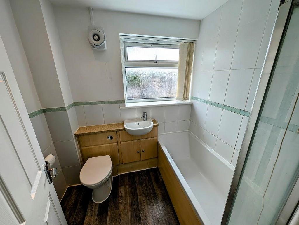 4 Witcombe bathroom 1.jpg