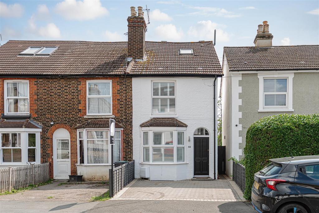 Earlswood Road, Redhill 3 bed house to rent £2,250 pcm (£519 pw)