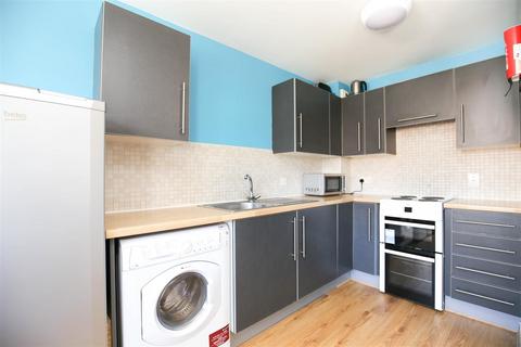 5 bedroom flat to rent, New Mills, Newcastle Upon Tyne NE4