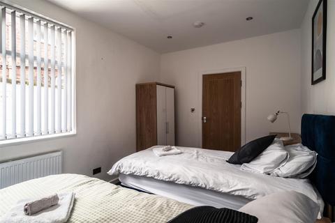 1 bedroom in a house share to rent, Short-stay Room on Crosfield Grove, Manchester
