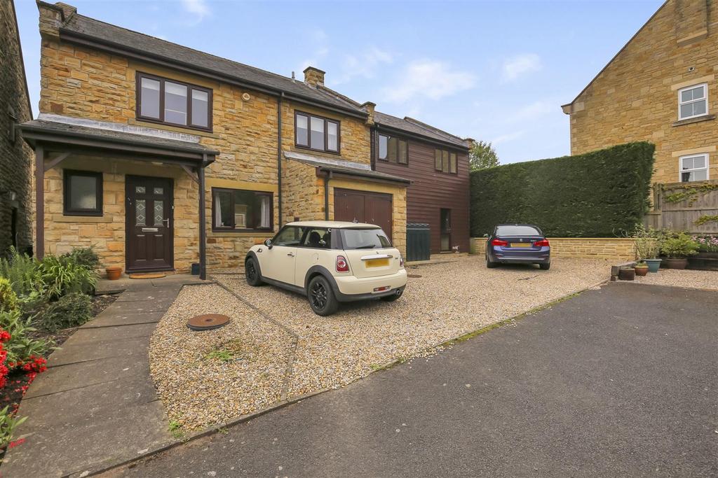 Paddock Close, Northumberland NE20 3 bed detached house for sale £380,000