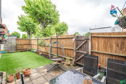 2 bedroom maisonette for sale, Park Avenue North, London., N8