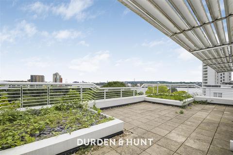 3 bedroom apartment for sale, Barrier Point Road, London E16