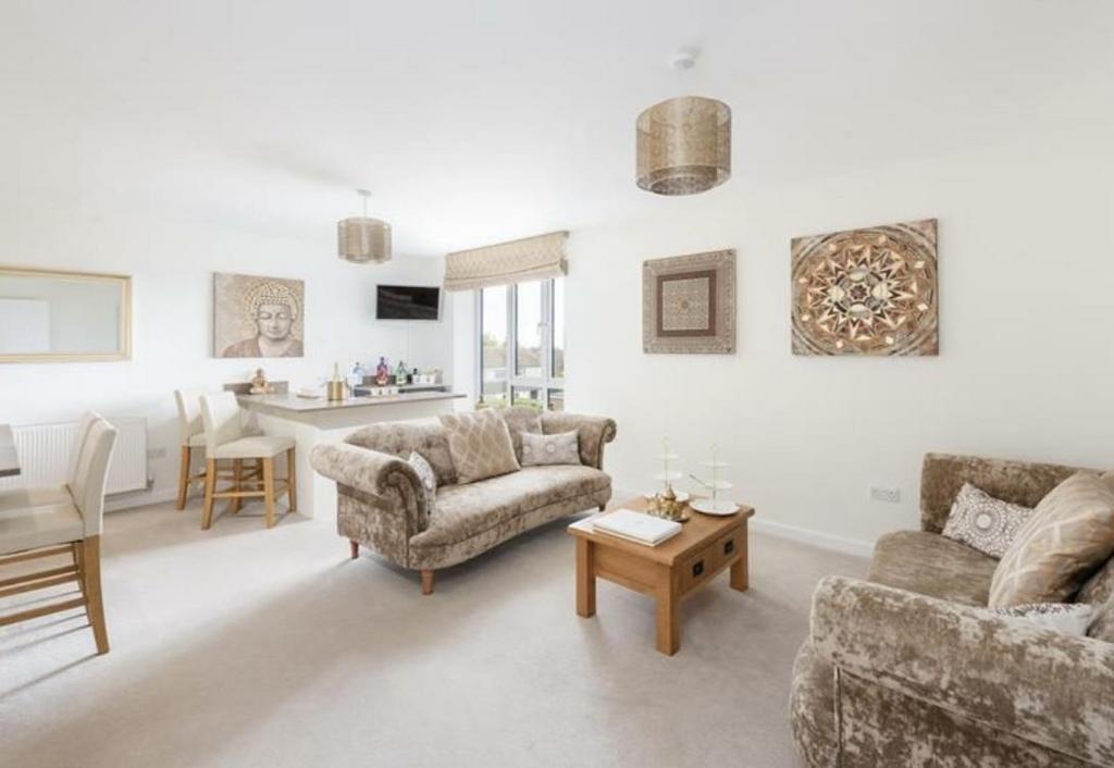 Rowan Close, Portslade BN41 2 bed apartment to rent £1,650 pcm (£381 pw)