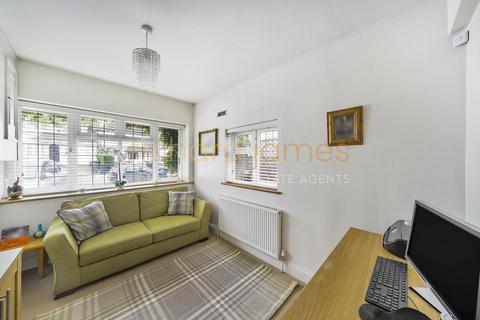 51 Uphill Grove, London, NW7 4NH