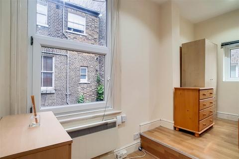 Studio to rent, Cheniston Gardens, London W8