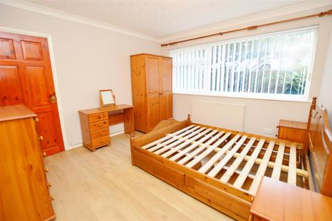 2 bedroom flat to rent, 30 Auburn Court