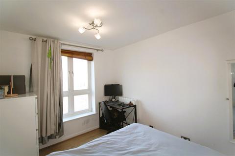 2 bedroom apartment to rent, Garter Way, London