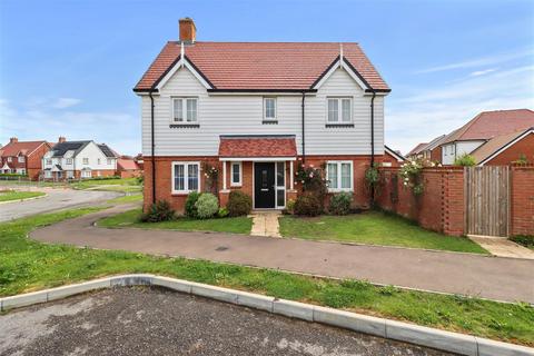 4 bedroom detached house for sale, Honeysuckle Avenue, Hellingly, Hailsham