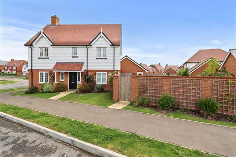 4 bedroom detached house for sale, Honeysuckle Avenue, Hellingly, Hailsham