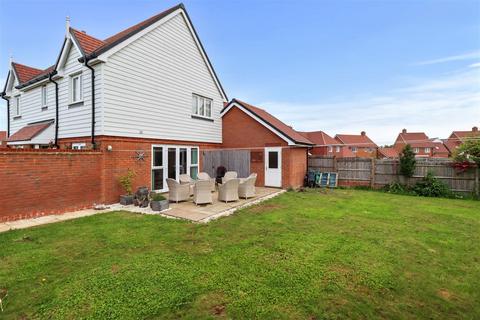 4 bedroom detached house for sale, Honeysuckle Avenue, Hellingly, Hailsham