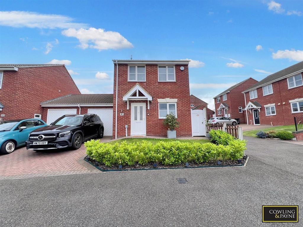 Halstead Close, Wickford 2 bed link detached house for sale £355,000