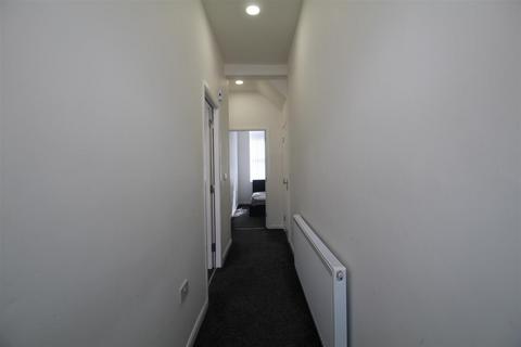 2 bedroom flat to rent, Wingrove Gardens, Newcastle upon Tyne NE4