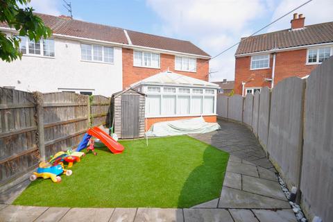 16 The Oval, Dunscroft, Doncaster, DN7 4EE