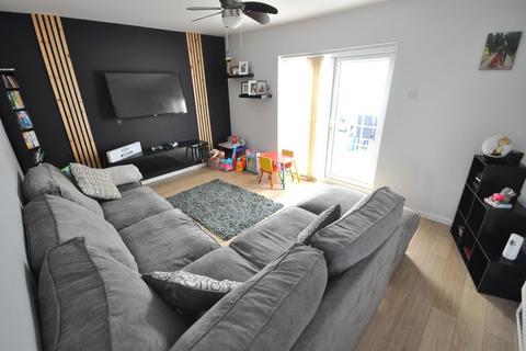 16 The Oval, Dunscroft, Doncaster, DN7 4EE