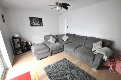16 The Oval, Dunscroft, Doncaster, DN7 4EE