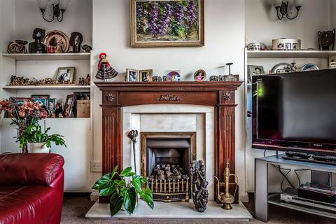 23 Petters Road, Ashtead, KT21 1NB