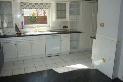 3 bedroom semi-detached house to rent, Highfield Drive, South Shields
