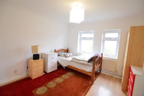 4 bedroom house to rent, Wavell Gardens, Slough